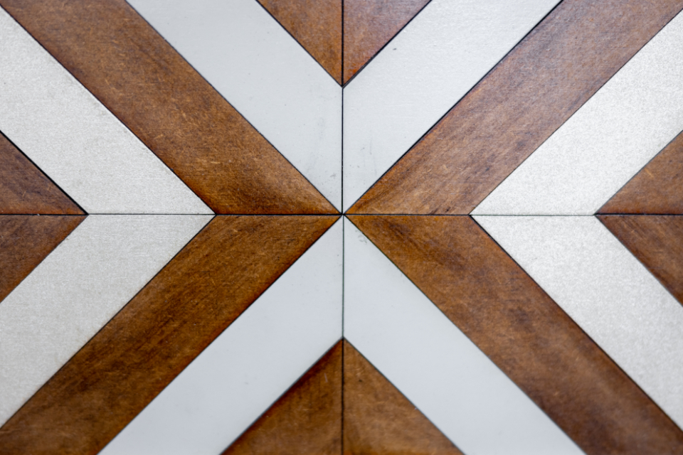 Flexbox vs grid: geometric Wood