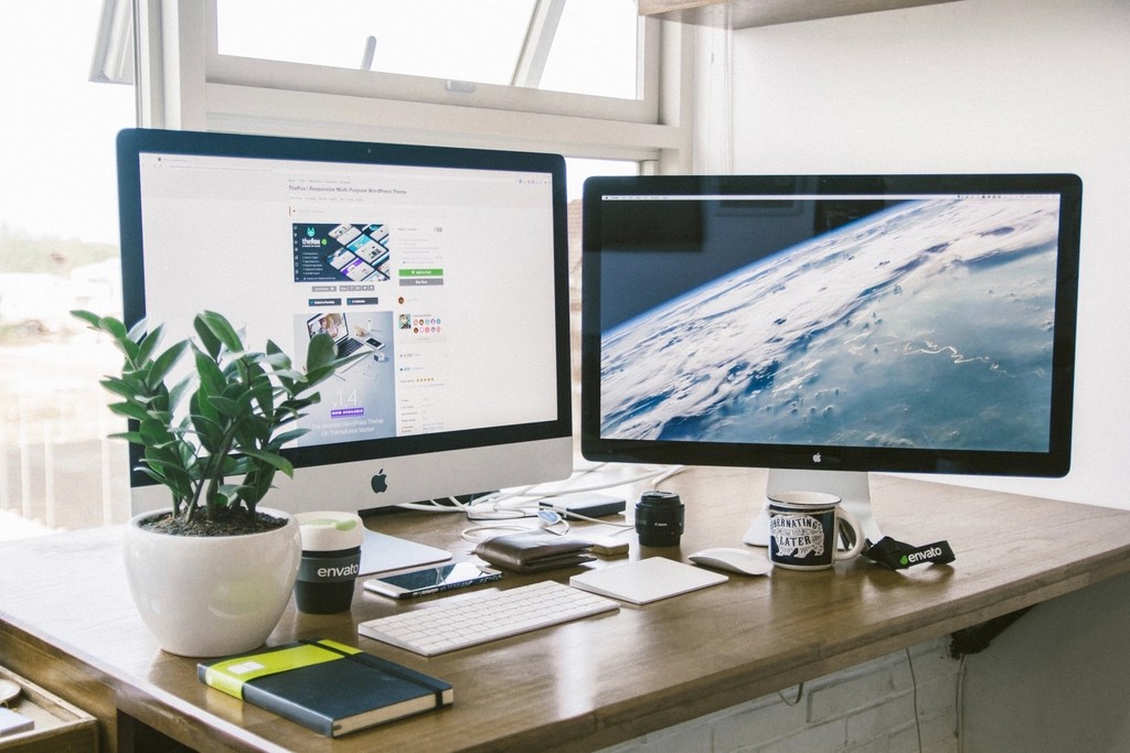 Wordpress theme development: apple MacMini aesthetic workspace multi-screens